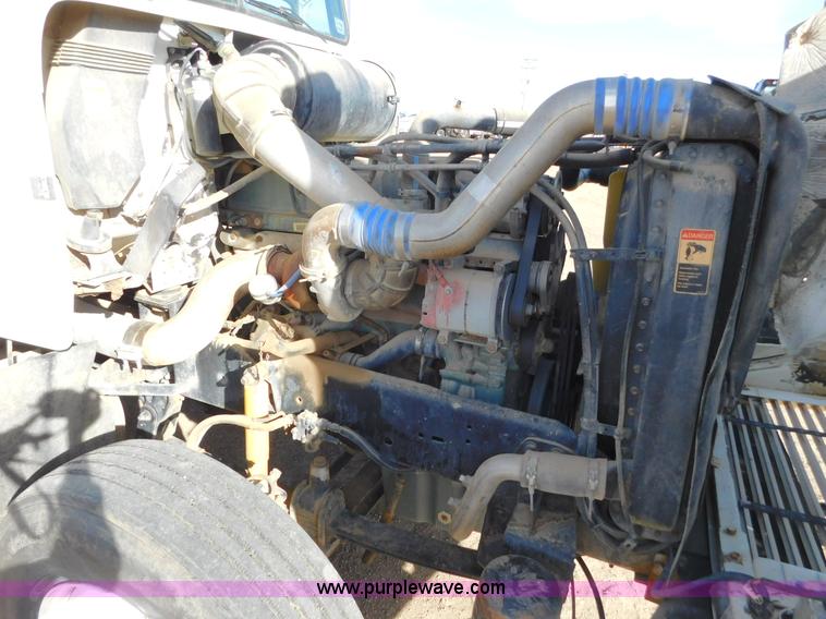 image for item AW9330 2000 Freightliner FLD120 semi truck