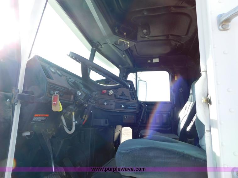 image for item AW9330 2000 Freightliner FLD120 semi truck