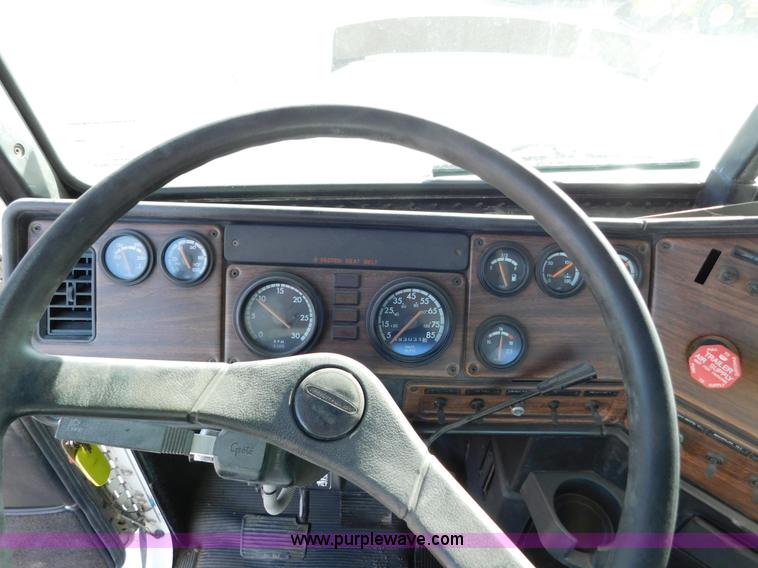 image for item AW9330 2000 Freightliner FLD120 semi truck