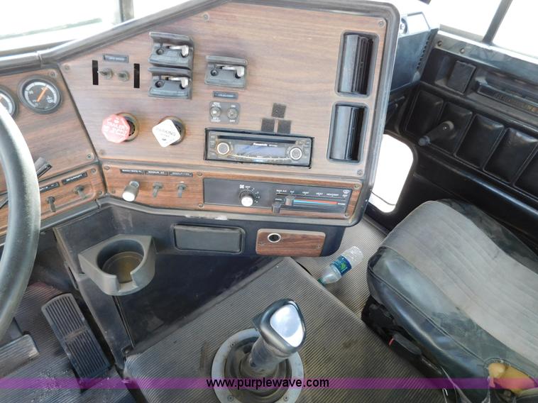 image for item AW9330 2000 Freightliner FLD120 semi truck