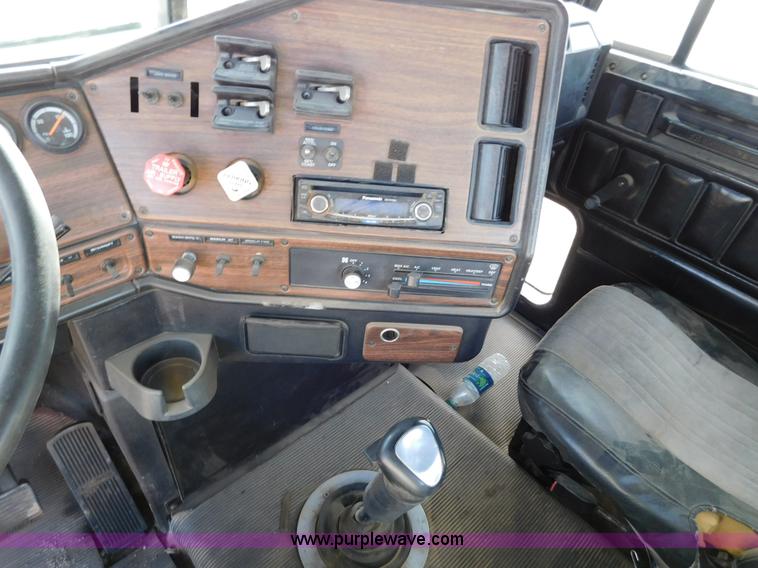 image for item AW9330 2000 Freightliner FLD120 semi truck