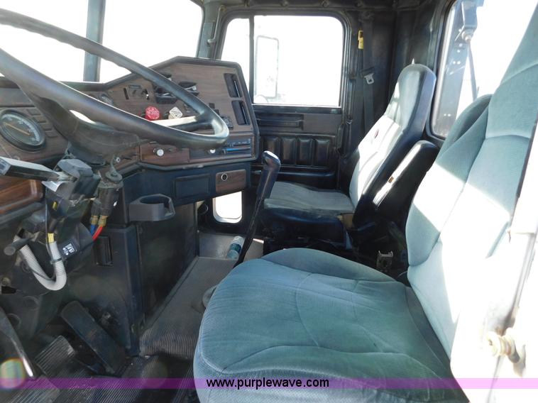 image for item AW9330 2000 Freightliner FLD120 semi truck