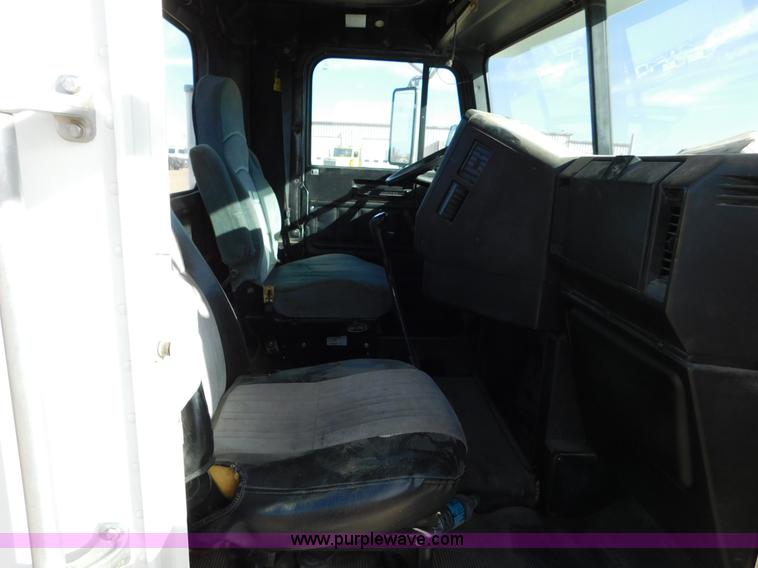 image for item AW9330 2000 Freightliner FLD120 semi truck