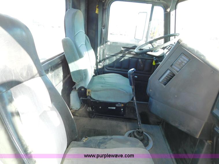 image for item AW9330 2000 Freightliner FLD120 semi truck