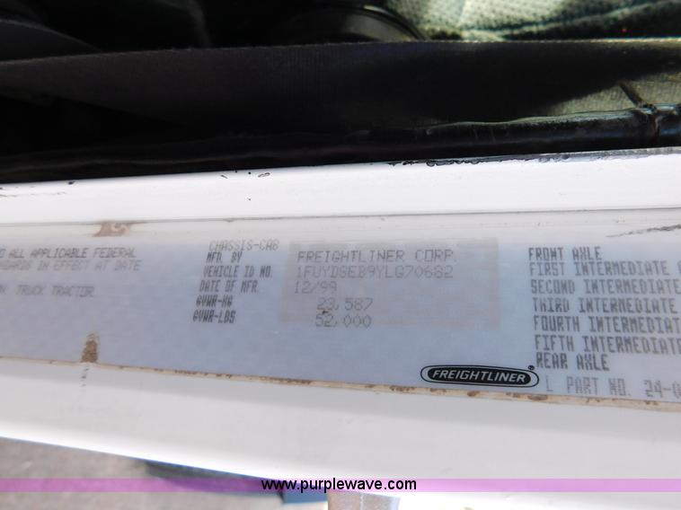 image for item AW9330 2000 Freightliner FLD120 semi truck