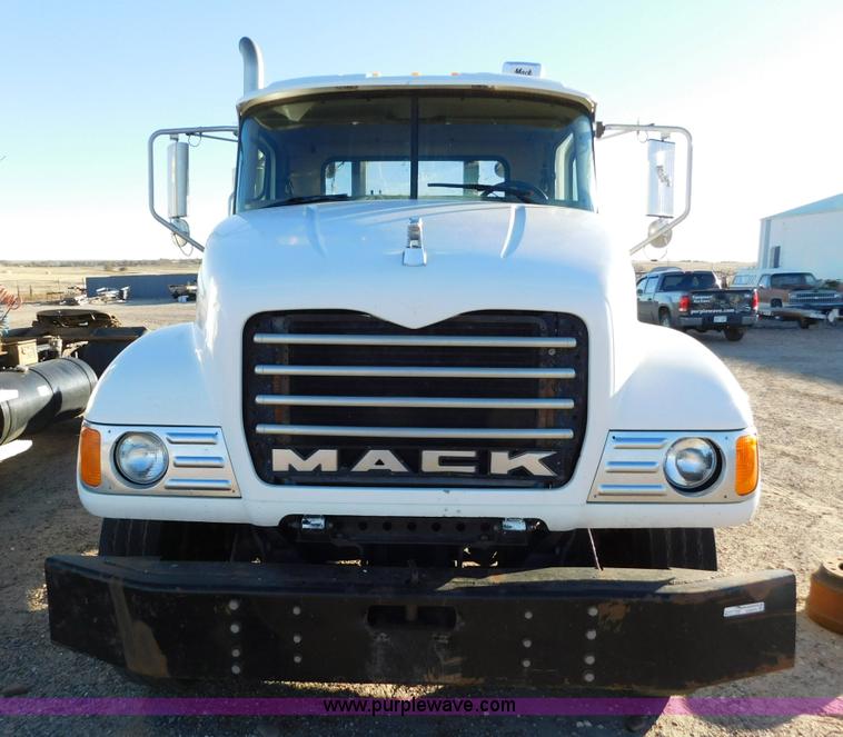 image for item AW9370 2005 Mack CV713 semi truck
