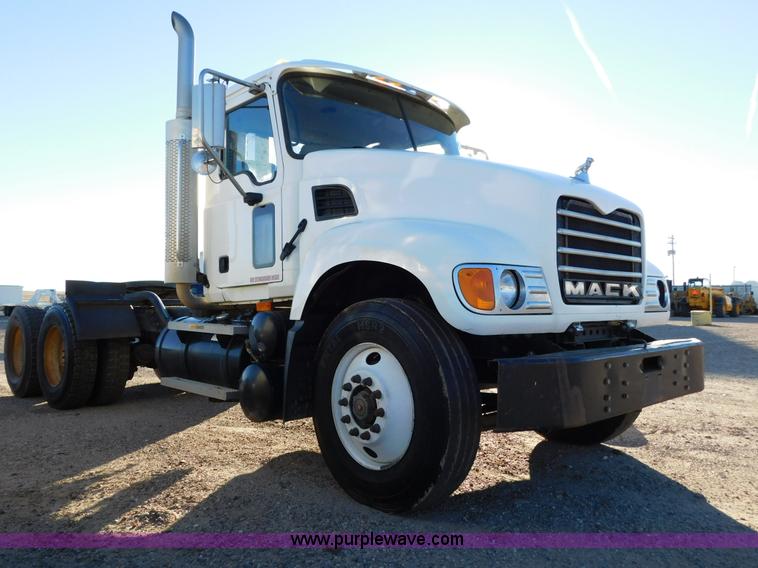 image for item AW9370 2005 Mack CV713 semi truck