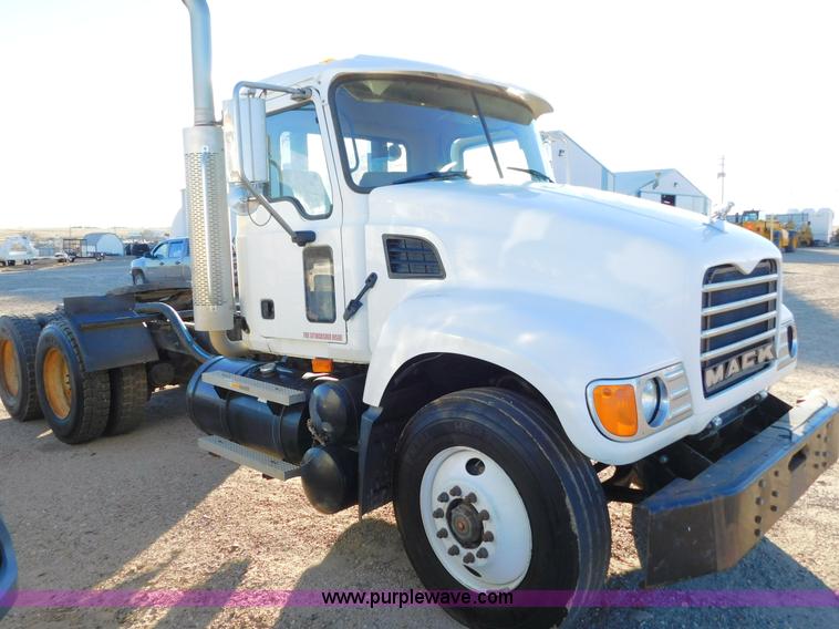 image for item AW9370 2005 Mack CV713 semi truck