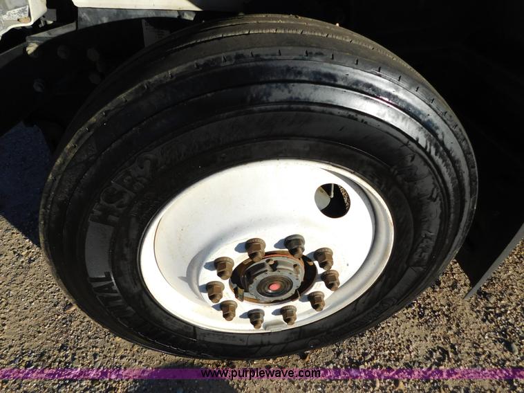 image for item AW9370 2005 Mack CV713 semi truck