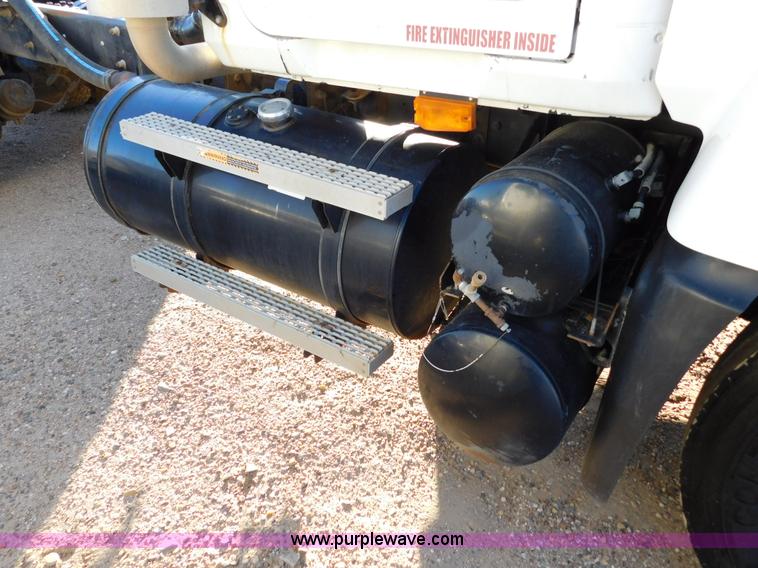 image for item AW9370 2005 Mack CV713 semi truck