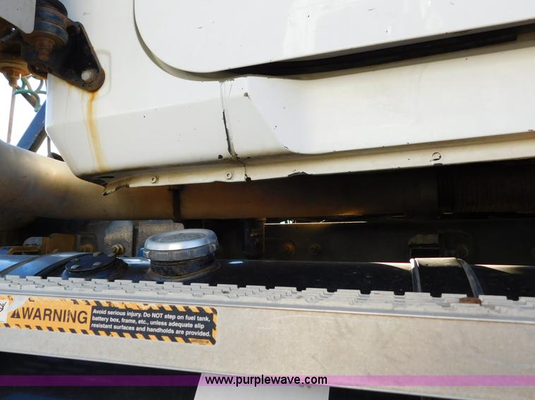 image for item AW9370 2005 Mack CV713 semi truck