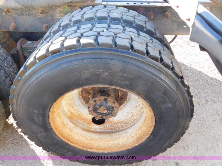 image for item AW9370 2005 Mack CV713 semi truck