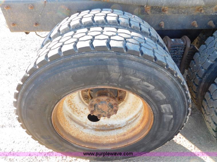 image for item AW9370 2005 Mack CV713 semi truck