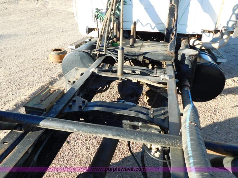 image for item AW9370 2005 Mack CV713 semi truck