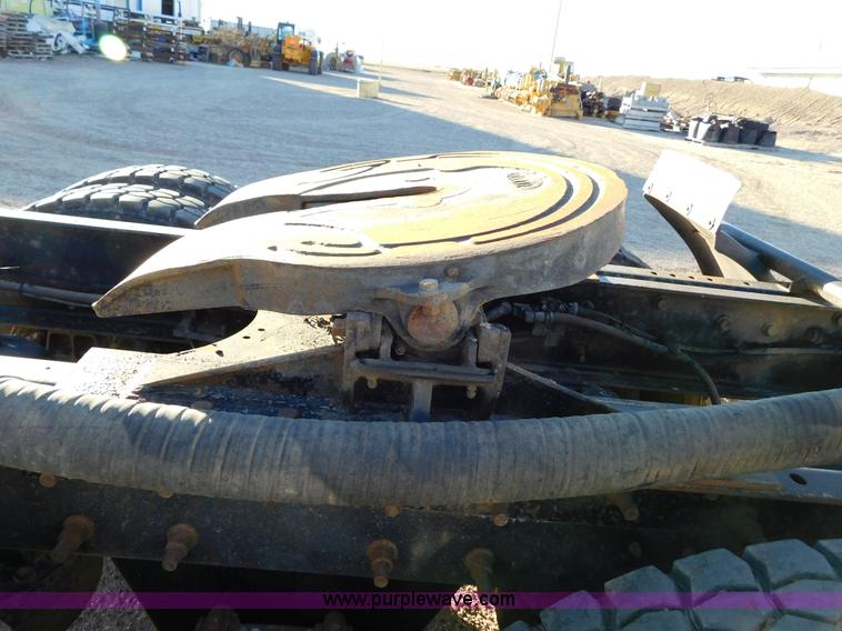 image for item AW9370 2005 Mack CV713 semi truck