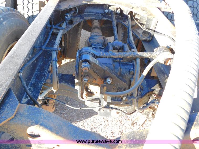 image for item AW9370 2005 Mack CV713 semi truck