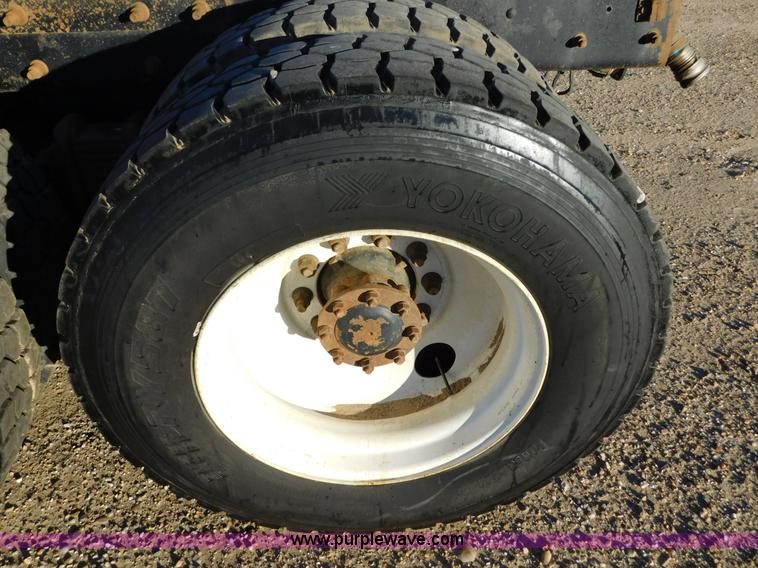 image for item AW9370 2005 Mack CV713 semi truck