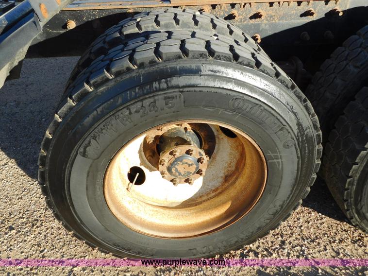 image for item AW9370 2005 Mack CV713 semi truck