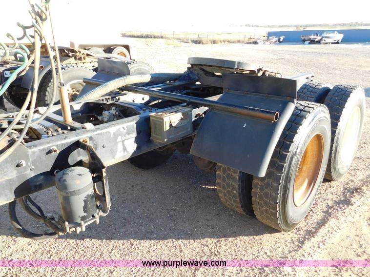 image for item AW9370 2005 Mack CV713 semi truck