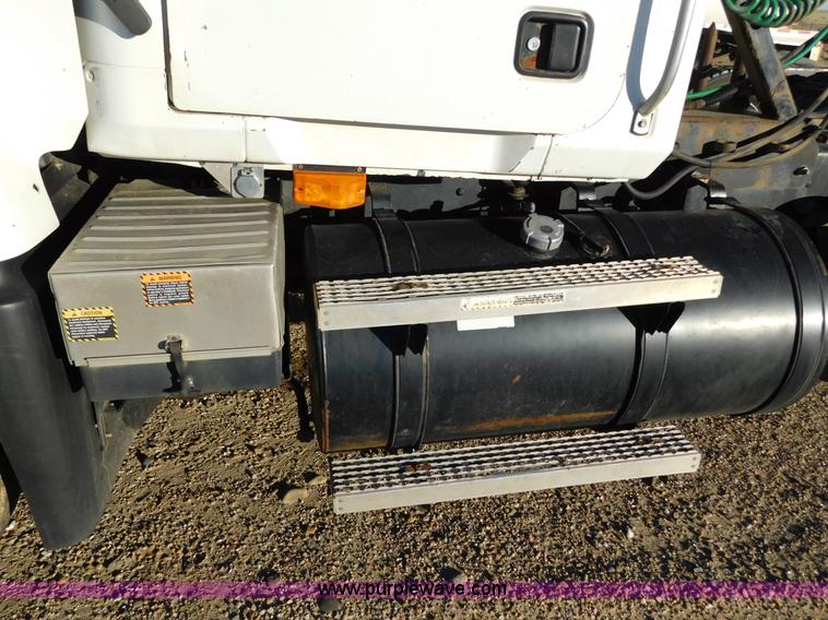 image for item AW9370 2005 Mack CV713 semi truck