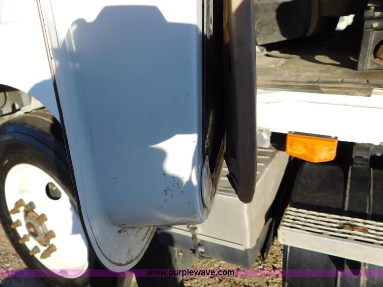 image for item AW9370 2005 Mack CV713 semi truck