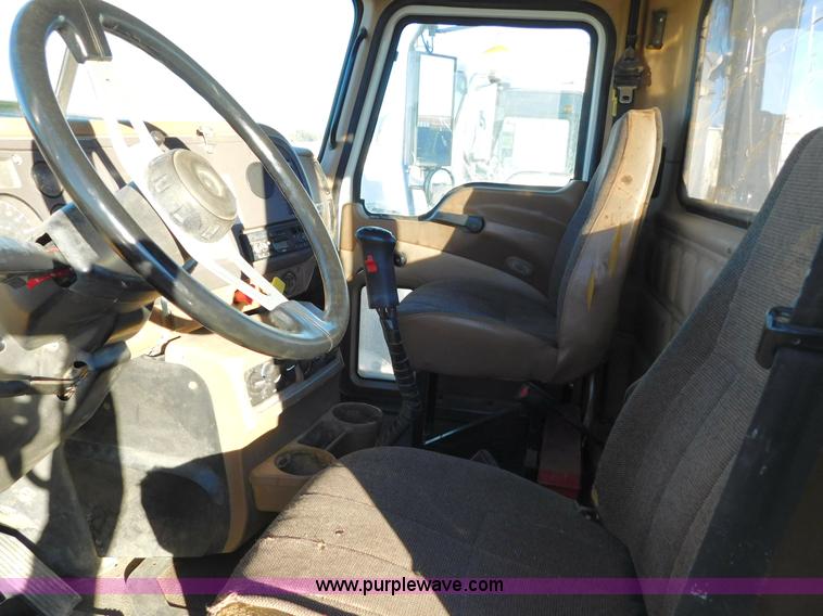 image for item AW9370 2005 Mack CV713 semi truck