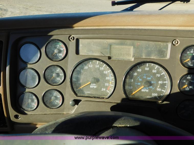 image for item AW9370 2005 Mack CV713 semi truck