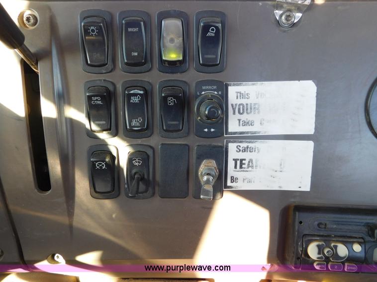 image for item AW9370 2005 Mack CV713 semi truck