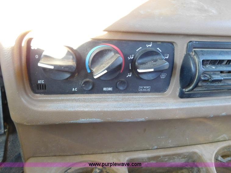 image for item AW9370 2005 Mack CV713 semi truck