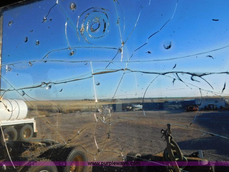 image for item AW9370 2005 Mack CV713 semi truck