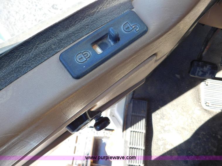 image for item AW9370 2005 Mack CV713 semi truck