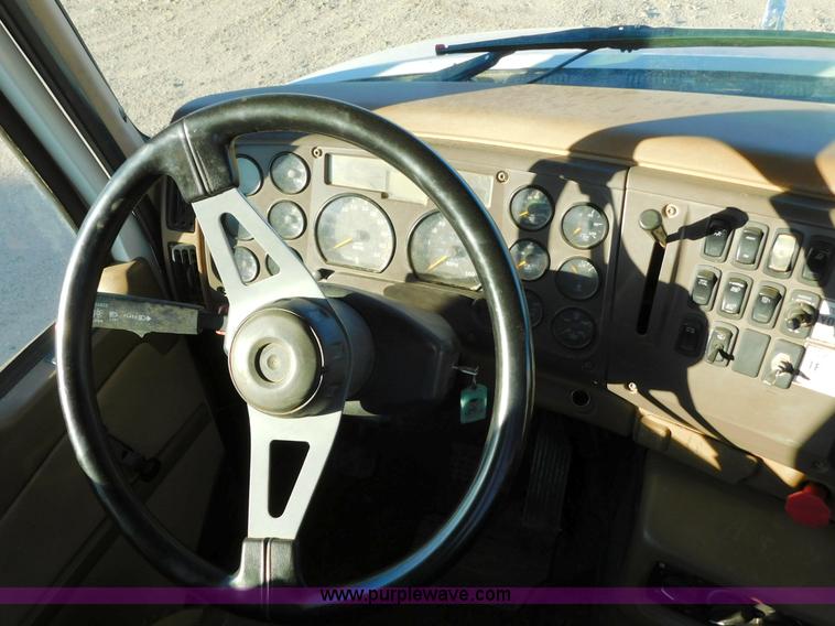 image for item AW9370 2005 Mack CV713 semi truck