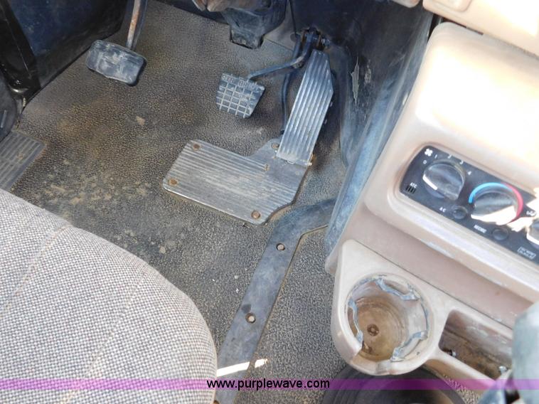 image for item AW9370 2005 Mack CV713 semi truck