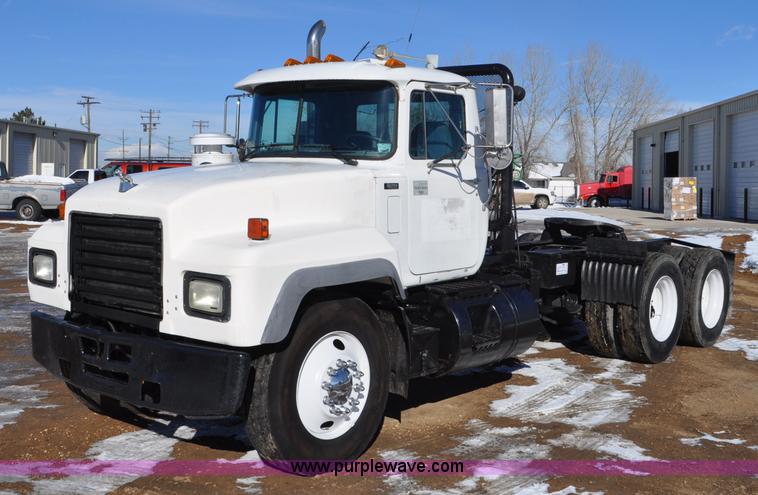 image for item G7093 2001 Mack RD688S semi truck