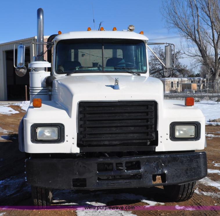 image for item G7093 2001 Mack RD688S semi truck