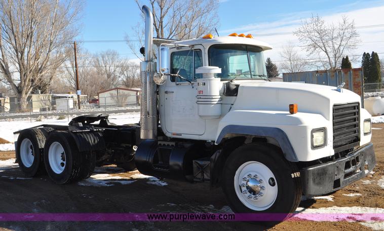 image for item G7093 2001 Mack RD688S semi truck