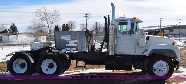 image for item G7093 2001 Mack RD688S semi truck