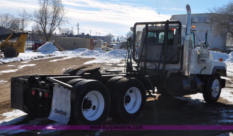 image for item G7093 2001 Mack RD688S semi truck