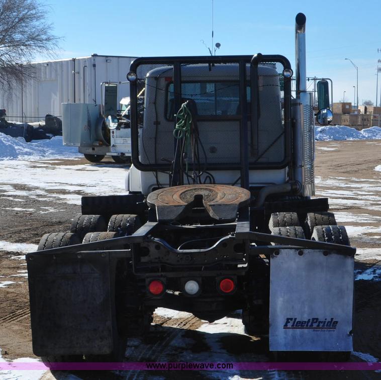 image for item G7093 2001 Mack RD688S semi truck