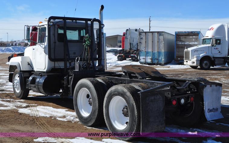 image for item G7093 2001 Mack RD688S semi truck
