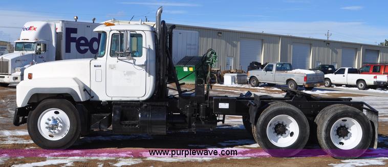 image for item G7093 2001 Mack RD688S semi truck