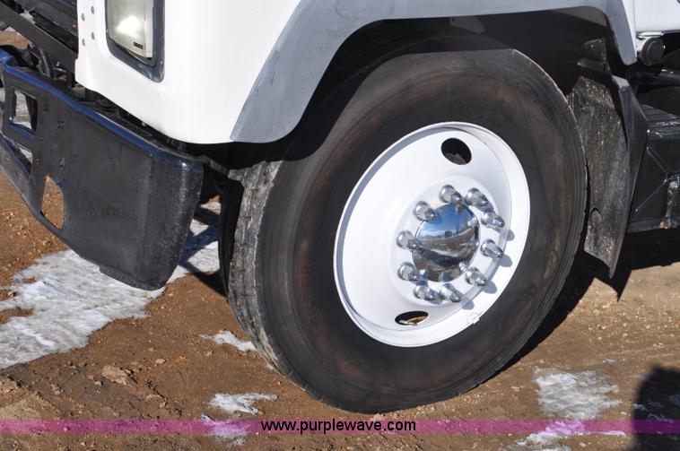 image for item G7093 2001 Mack RD688S semi truck