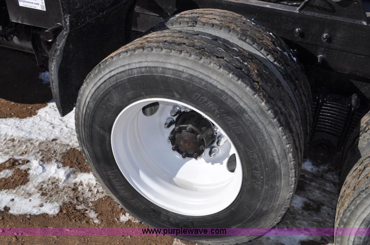 image for item G7093 2001 Mack RD688S semi truck