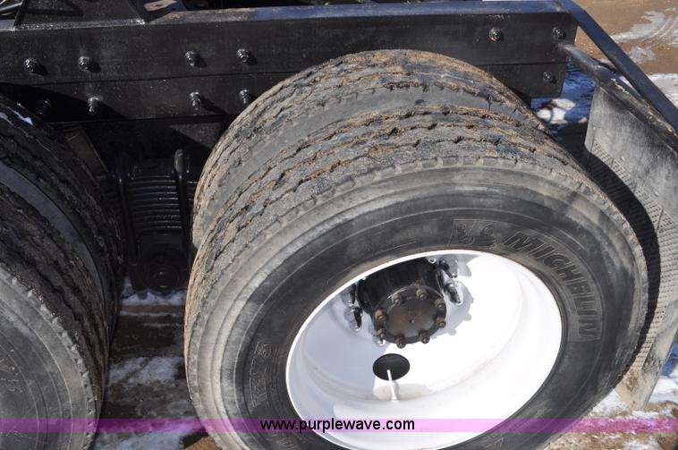 image for item G7093 2001 Mack RD688S semi truck