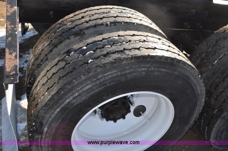 image for item G7093 2001 Mack RD688S semi truck