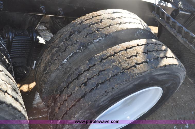 image for item G7093 2001 Mack RD688S semi truck