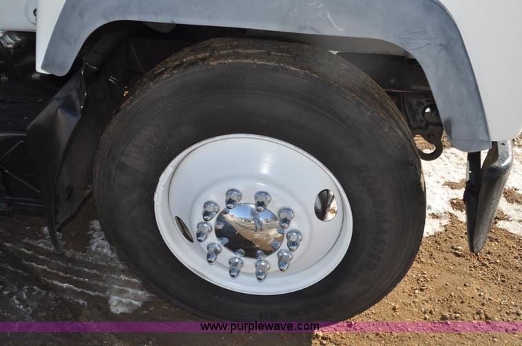 image for item G7093 2001 Mack RD688S semi truck