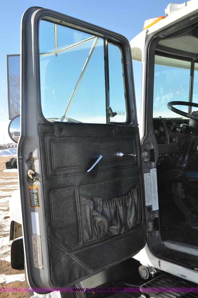 image for item G7093 2001 Mack RD688S semi truck