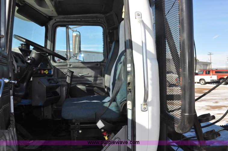 image for item G7093 2001 Mack RD688S semi truck