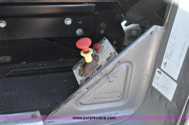 image for item G7093 2001 Mack RD688S semi truck